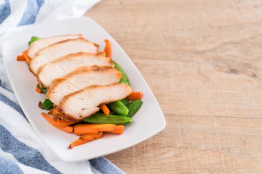 Yeşil bezelye ve havuç tablo ile ızgara tavuk