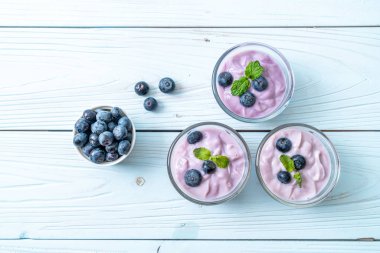 Taze yaban mersinli ev yapımı yoğurt