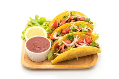 et ve beyaz arka plan üzerinde - Meksika yemeği stil izole sebze ile tacos