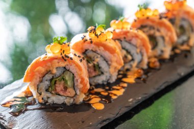 somon suşi rulo ile kaz ciğeri - Japon gıda tarzı