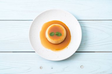 Naneli ev yapımı karamel kremalı puding.