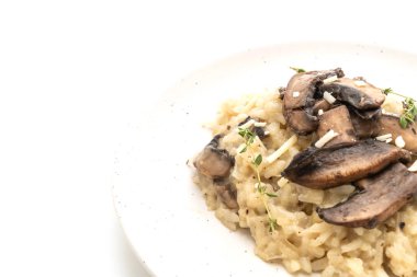 Mantar ve beyaz arka plan üzerinde izole peynirli risotto