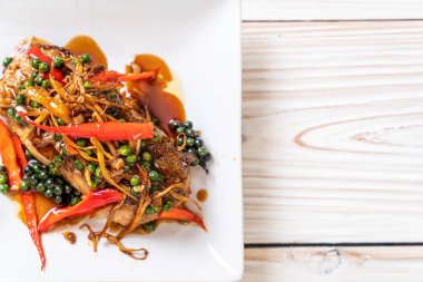 baharatlı tavada kızartılmış ve bitki ile Gruplayıcı balık fileto - Tay gıda tarzı