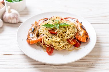 ızgara karides ve domates - İtalyan Füzyon gıda tarzı ile tavada kızartılmış spagetti