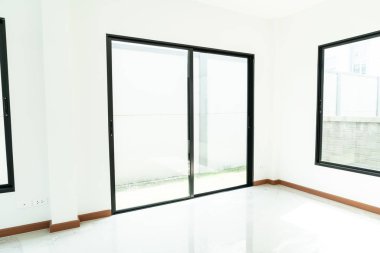 boş cam pencere ve kapı ev güneş ışığı ile