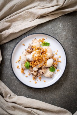 Kızarmış kalamar ya da tabakta sarımsak olan ahtapot.