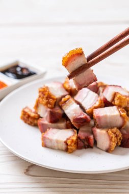 Kıtır kıtır domuz eti mi yoksa kızarmış domuz eti mi?