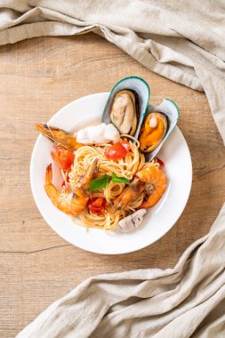 Deniz ürünleri makarna makarna midye, karides, Squis, midye ve domates - İtalyan yemeği tarzı ile