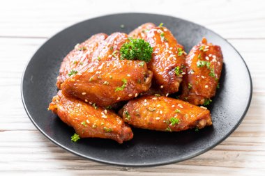 Beyaz susamlı ızgara tavuk kanadı.