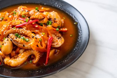 tavada kızartılmış ahtapot veya kalamar ile Kore baharatlı hamur (osam bulgogi) - Kore Gıda tarzı