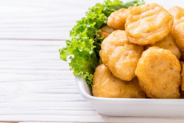 Soslu tavuk nugget, sağlıksız yemek.