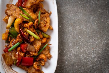 Kaju fıstığı - Asya gıda ile tavada kızartılmış tavuk