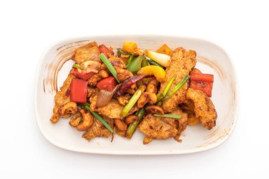 Kaju fıstığı beyaz arka plan üzerinde izole ile tavada kızartılmış tavuk