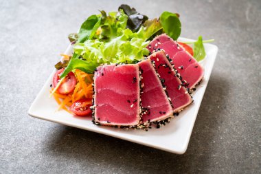 Taze ton balığı ve sebze salatası. Sağlıklı yemek.