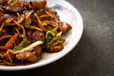 tavada kızartılmış yakisoba noodle pork - Asya gıda tarzı ile