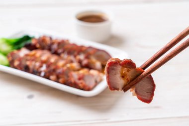 Barbekü kırmızı domuz soslu rosto