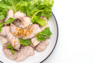 Haşlanmış balık daldırma soslu beyaz arka plan üzerinde izole