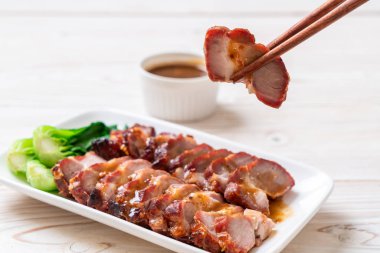 Barbekü kırmızı domuz soslu rosto