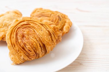 tavuk köri puf böreği ahşap arka plan üzerinde