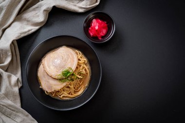 chaashu domuz eti - Japon tarzı ile TONKOTSU ramen erişte