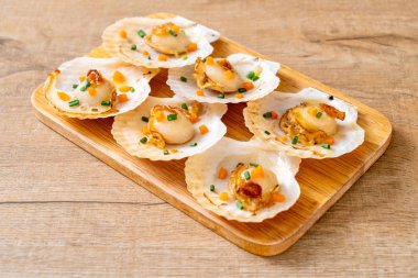 Kızarmış deniz tarağı, tereyağı ve sarımsak.