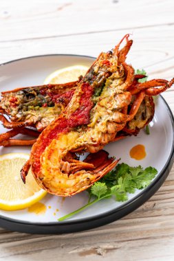 Limonlu ızgara ıstakoz biftek.