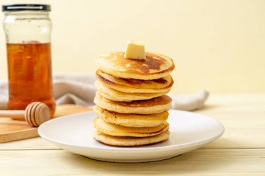 tereyağı ve bal ile krep yığını