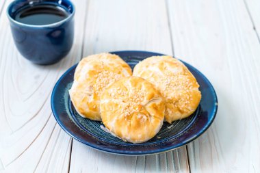 Asya tarzı ahşap zemin üzerine ev yapımı elma pasta