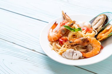 Deniz ürünleri makarna makarna midye, karides, Squis, midye ve domates - İtalyan yemeği tarzı ile