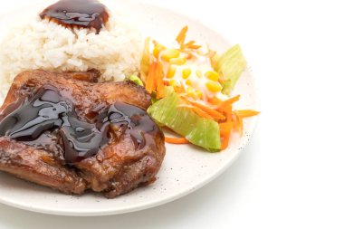 teriyaki sosu ve beyaz arka plan üzerinde izole pirinç ızgara tavuk