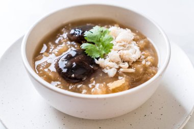 Yengeç kase kırmızı et suyu çorbası kızarmış balık Maw