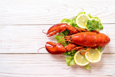 taze Haşlanmış istakoz sebze ve limon ile