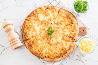 pizza masada bin ada soslu tavuk ızgara