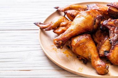 Masada ızgara ve ızgara tavuk.