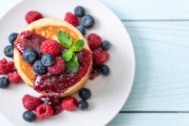 Taze ahududu ve yabanmersinli gözleme.