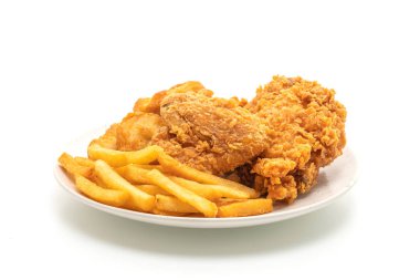 Beyaz arka plan üzerinde izole kızarmış tavuk patates kızartması ve nuggets yemek (abur cubur ve sağlıksız yiyecek)