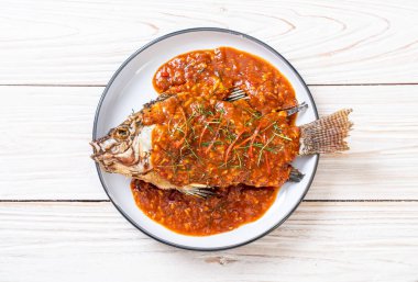 Derin kızarmış balık biber sosu ile