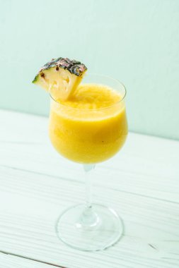 Tahta masada taze ananas suyu bardağı - Sağlıklı içecek