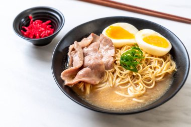 domuz eti ve yumurta - Japon tarzı ile TONKOTSU ramen erişte