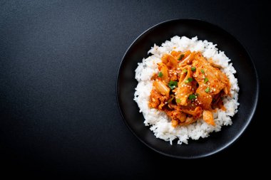 Pirinçli kimchi ve domuz kızartması. Kore usulü.