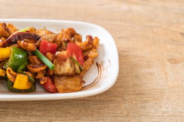 Kaju fıstığı - Asya gıda ile tavada kızartılmış tavuk