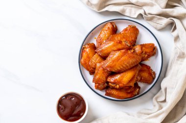 Barbekü tavuk kanadı sosu ile