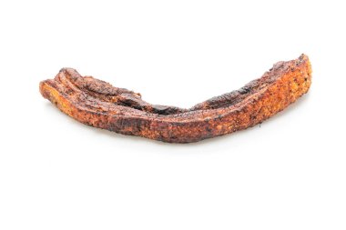 Fried çizgili domuz eti veya gevrek domuz eti veya derin kızarmış domuz eti beyaz arka plan üzerinde izole