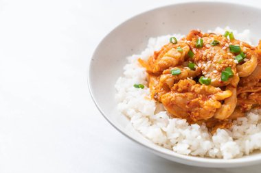 Pirinçli kimchi ve domuz kızartması. Kore usulü.