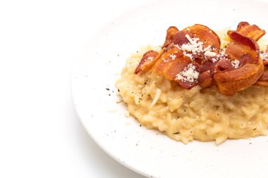 Beyaz arka plan üzerinde izole gevrek domuz pastırması risotto