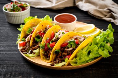 Meksika usulü et ve sebzeli taco.