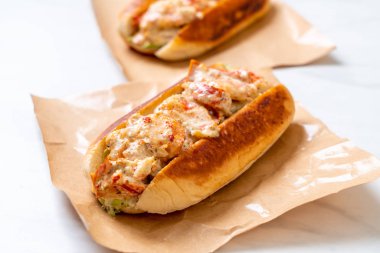 Ev yapımı ıstakoz rulo patates cipsi ile