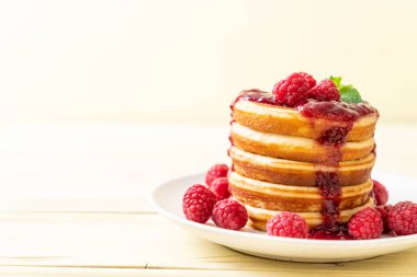 Taze ahududu ve frambuaz sos ile gözleme