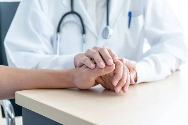 Hand Einer Ärztin Die Ihren Älteren Patienten Festhält Selektiver Brennpunkt — Stockfoto