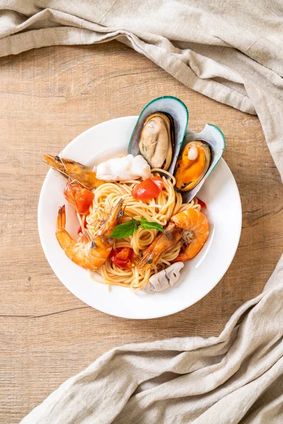 Deniz ürünleri makarna makarna midye, karides, Squis, midye ve domates - İtalyan yemeği tarzı ile